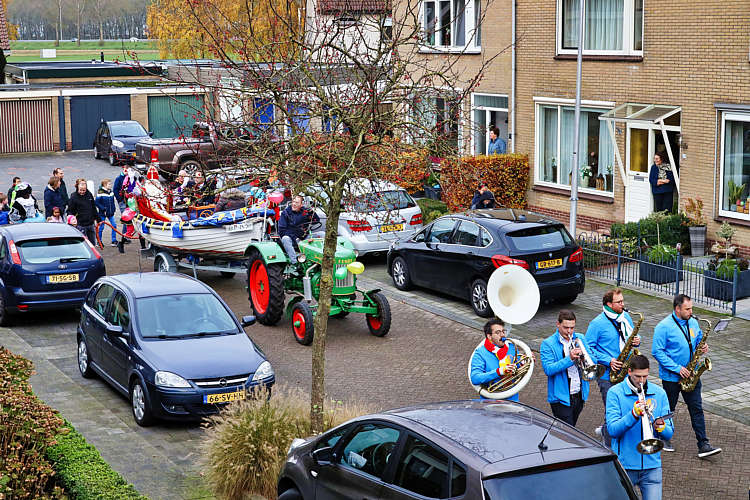 Aankomst van de Sint en zijn Zwarte Pieten in Waarder_034